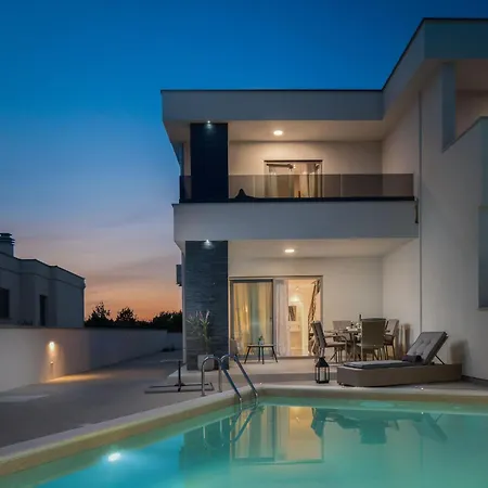 Ferienhaus Mit Privatpool Fuer 7 Personen Ca- 119 M² In Jadrija- Dalmatien - Gespanscha By Interhome *