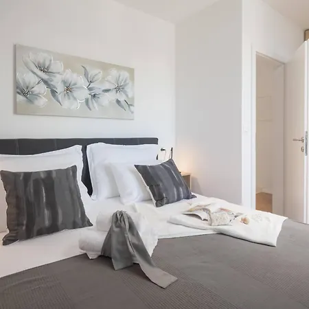 Mit Privatpool Fuer 7 Personen Ca- 119 M² In Jadrija- Dalmatien - Gespanscha By Interhome *