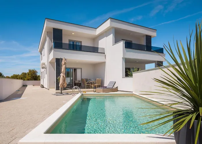 Mit Privatpool Fuer 7 Personen Ca- 119 M² In Jadrija- Dalmatien - Gespanscha By Interhome *